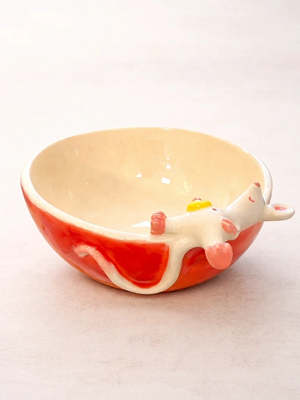 Глубокая тарелка ручной работы «Мышка с сыром», красная, керамика, 16 см, фото 1.