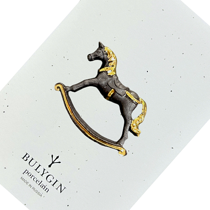 Брошь ручной работы Bulygin «Лошадка», чёрно-золотистая, фарфор, фото 1.