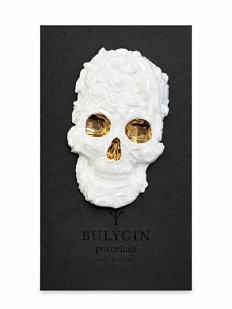 Брошь ручной работы Фарфор Булыгина «Череп» большая, бело-золотистая