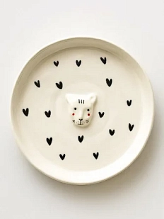 Тарелка ручной работы Мария Гордеева с фигуркой Котик, белая в черное сердечко, полуфарфор, 18 см