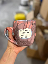 Кружка ручной работы Тата вытворяет/NF ceramics «Х*й меня сломишь, жизнь хороша», розовая, керамика, 400 мл, превью фото 1