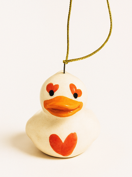 Ёлочная игрушка Утёнок с красными сердечками, 4 см, фото 1.