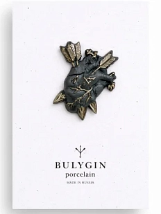 Брошь ручной работы Фарфор Булыгина «Разбитое сердце», чёрно-серебристая