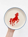 Тарелка ручной работы Йеллоускуп «Бегущая лошадь», керамика, превью фото 2