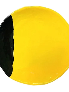 Тарелка ручной работы Антон тут рядом с чёрным краем, жёлтая, керамика, 19 см