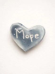 Брошь ручной работы Elizabeth Madar сердечко «Море», серая, керамика