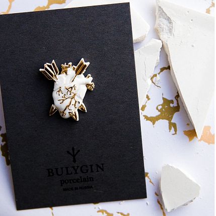 Брошь ручной работы Bulygin «Разбитое сердце», фарфор, бело-золотистая, фото 3.