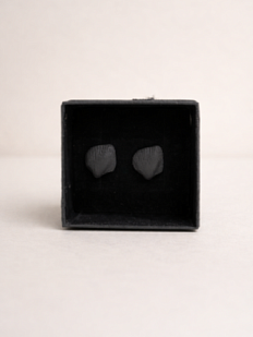 Сережки-гвоздики «Плоские ракушки», черные, фарфор