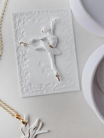 Брошь ручной работы Фарфор Булыгина «Балерина Па №3», бело-золотистая, фото 1.