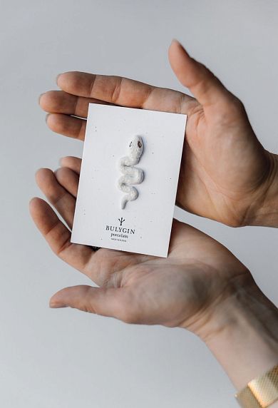 Брошь ручной работы Bulygin «Змея», фарфор, бело-золотистая, фото 2.