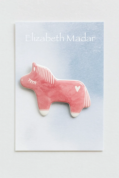 Брошь ручной работы Elizabeth Madar Лошадка с сердечком, винная, керамика, фото 1.