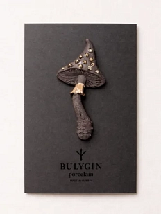 Брошь ручной работы Фарфор Булыгина «Мухомор», чёрно-золотистая